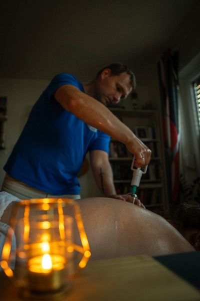 Schröpfmassage mit Glasbank bei Paradisum Massage in Geesthacht – gezielte Entspannung und Lockerung der Rückenmuskulatur.