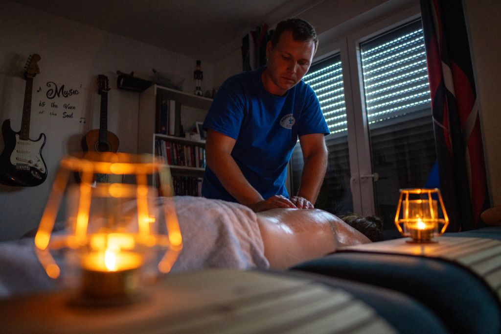 Ganzkörper-Rückenmassage bei Paradisum Massage in Geesthacht – professionelle Entspannung und Lockerung der Muskulatur für mehr Wohlbefinden.