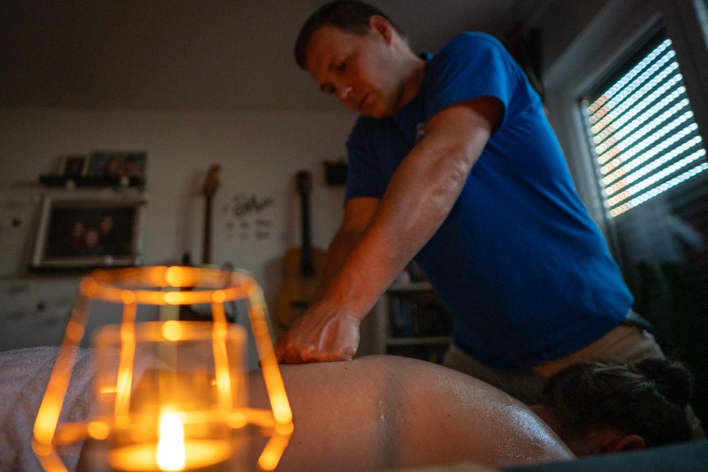 Professionelle Rückenmassage bei Paradisum Massage in Geesthacht – Entspannung, Lockerung der Muskulatur und Förderung des Wohlbefindens.